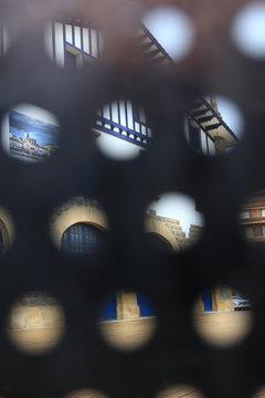 Casa a trav&eacute;s de agujeros