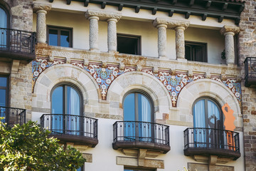 Façade avec balcons décorés dans Barcelone, Espagne