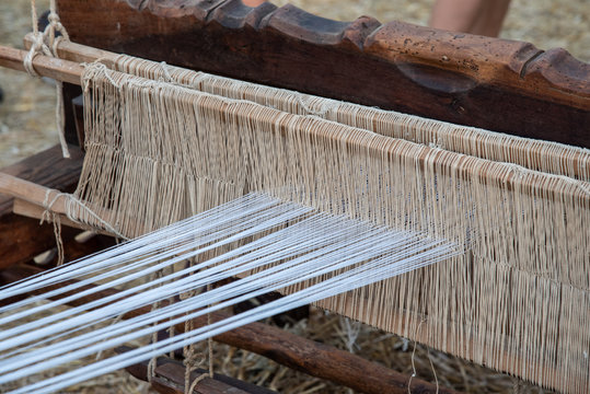 telaio antico in legno per tessitura
