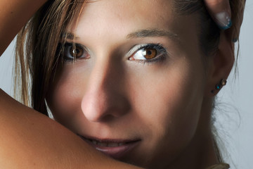 frau portrait dekoltee bruane augen