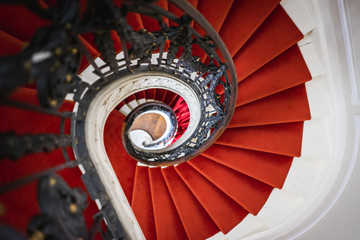 Escalier rouge spirale