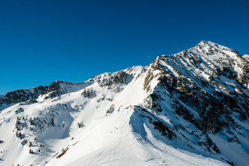 Fototapeta na wymiar Schneebedeckter Gipfelgrat im Winter in den österreichischen Bergen