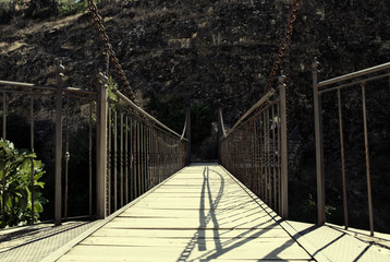 Puente de metal colgante en la montaña
