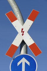 Gefahrzeichen Andreaskreuz vor einem Bahnübergang