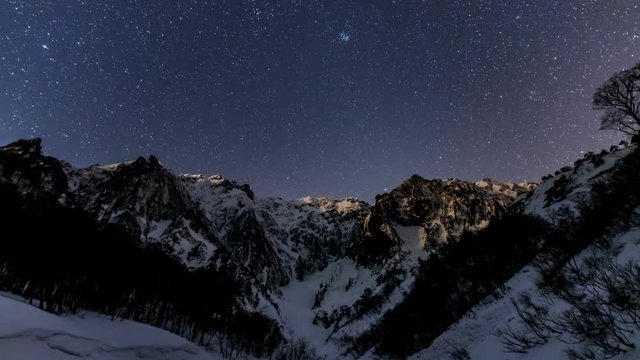 冬の一之倉沢から谷川岳に沈む星々Timelapse