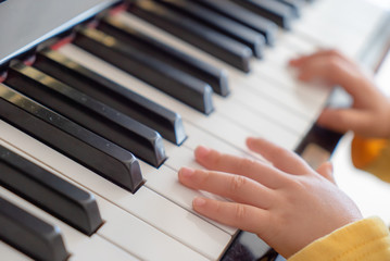 ピアノを弾く子供の手