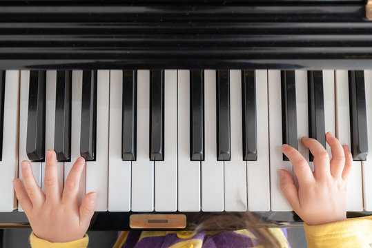ピアノを弾く子供の手