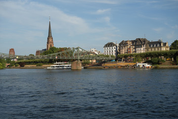 フランクフルト　マイン川越に見るアイゼルナー橋とドライケーニヒ教会の遠景