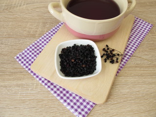 Dunkel violettes Färbebad aus getrockneten Holunderbeeren