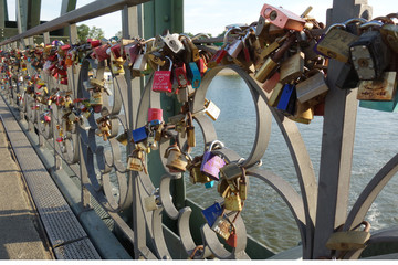 フランクフルト　アイゼルナー橋の欄干に取付けられた多くの鍵