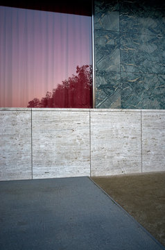 Abstraktes Architektur Detail mit reflexion in Fenster