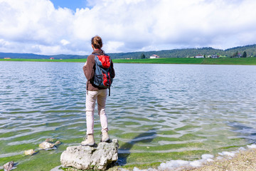 Fototapeta na wymiar woman hiking at a lake