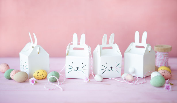 Kleine Geschenkschachteln mit Ostereiern
