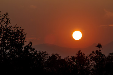 Obraz premium View images of the sunset behind the mountains.