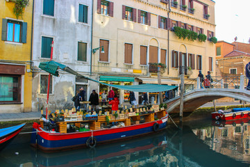 Fototapeta na wymiar Vegetable shop in Venice is located in a boat