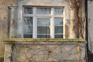 Fototapeta na wymiar Old lonely window of a german house
