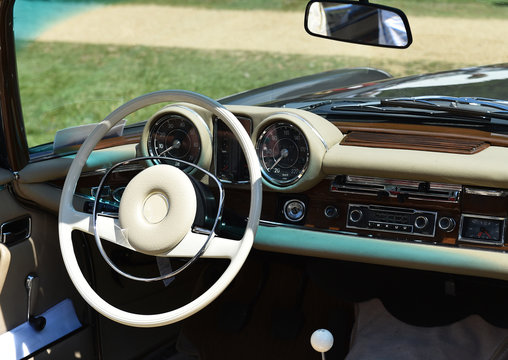 Oldtimer Lenkrad - Powered by Adobe