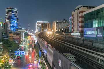 Fototapeta na wymiar Bangkok Skytrain bei Nacht