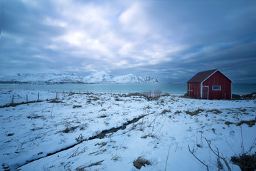 Alte Fischerhütte auf den Lofoten, Norwegen, im Winter