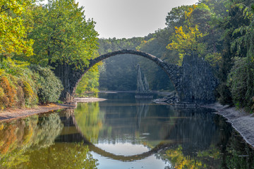 Fototapeta na wymiar Die Rakotzbrücke im Rhododendronpark