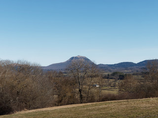 Paysages de montagnes. Vue sur Le Puy-de-Dôme en Auvergne situé dans la chaîne des Puys au nord du Massif central