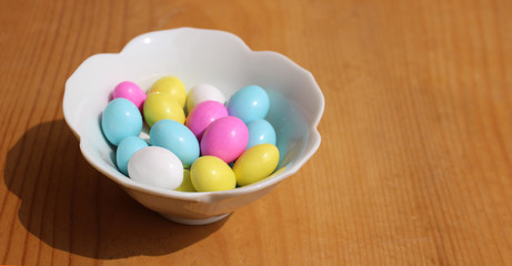 Fototapeta na wymiar Huevos multicolor de chocolate con almendra
