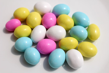 Huevos multicolor de chocolate con almendra
