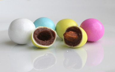 Huevos multicolor de chocolate con almendra
