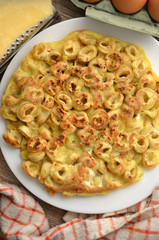 Frittata di tortellini ft21_0221 Cucina italiana Italienische Küche Gastronomía de Italia Italian cuisine Italienska köket italienne Comida sounding Culinária da Itália Italiaanse keuken