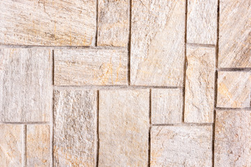 Eine Steinmauer mit großen Steinplatten als Hintergrund
