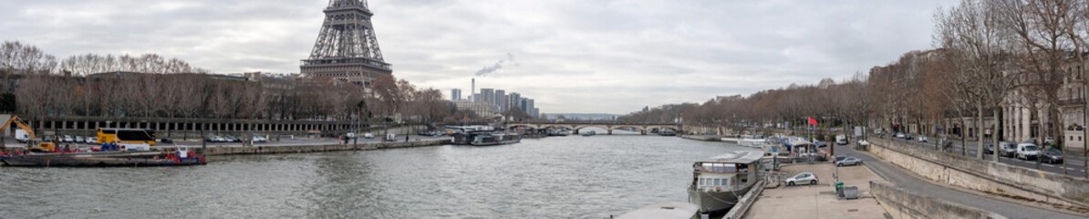 Naklejka premium Panoramic view of Eiffel tower with the dock on the banks of the Seine in Paris