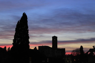 Obraz premium Tramonto con campanile a Roma