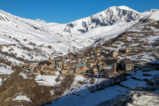 Village du Chazelet dans les Haute-Alpes en hiver , France