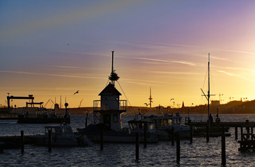 Fototapeta na wymiar Skyline Kiel, Bootshafen in Mönkeberg mit Leichtturm bei Sonnenuntergang