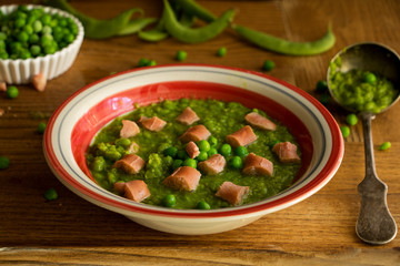 Erbsensuppe mit einlage und schönem suppenlöffel