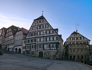 Fachwerkhäuser am Marktplatz in der Altstadt von Schwäbisch Hall in Baden-Württemberg, Deutschland 
