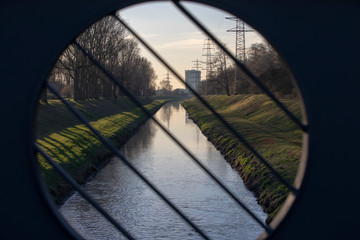Die Emscher am Abend mit Blick aus das Gasometer Oberhausen