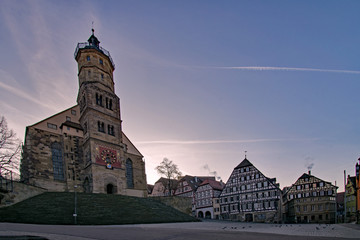 Fachwerkhäuser und Kirche am Marktplatz in der Altstadt von Schwäbisch Hall in Baden-Württemberg, Deutschland