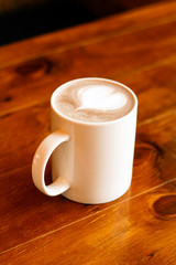 원목 테이블 위의 커피