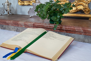 Bibel auf einem Altar