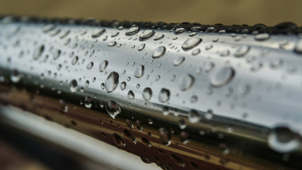 verchromter Handlauf mit Wassertropfen