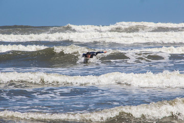 Surfando  se divertindo