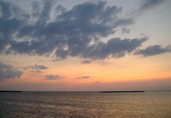 Naklejka premium sea ​​horizon setting sun and clouds