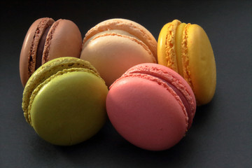 Macarons su sfondo nero, Macarons on a black background