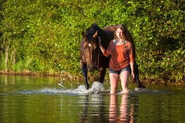 Mädchen mit Pferd im See