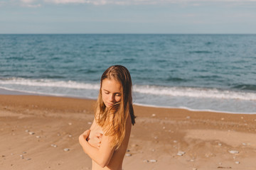 Fototapeta na wymiar naked woman at the sea