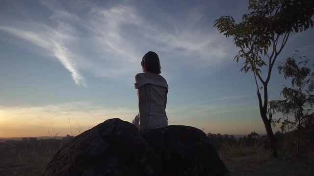  mulher olhando o p&ocirc;r do sol