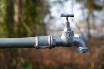 Wasserhahn im Garten