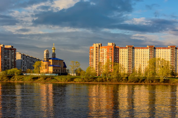Obraz premium View of the residential area of St. Petersburg Rybatskoye from the opposite Bank of the Neva river.