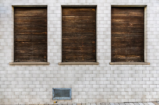 Fassade gefliest, komplett mit Laibung mit geschlossenem Holzrolladen verwittert und Fensterbank aus Splittbeton